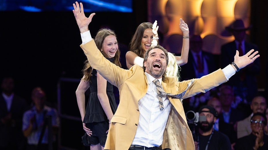 Brand new NFL Hall of Famer has wardrobe malfunction doing signature sack celebration Mackay Accountants